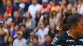 Imagen del juego de la jornada 8 del torneo Apertura 2017 de la Liga MX Femenil entre las Tuzas del Pachuca y las Pumas celebrado en La Cantera.