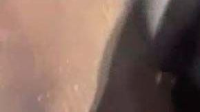 La niña pasa el hoyo.