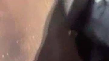 La niña pasa el hoyo.