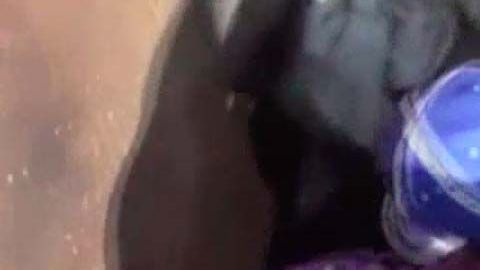 La niña pasa el hoyo.