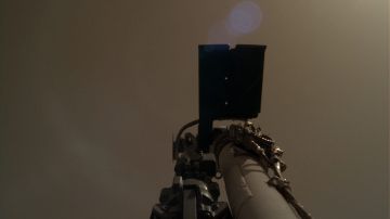InSight Mars parece celebrar el éxito con una simple elevación del brazo.