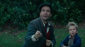 Lin-Manuel Miranda como Jack en una escena de Mary Poppins Returns.