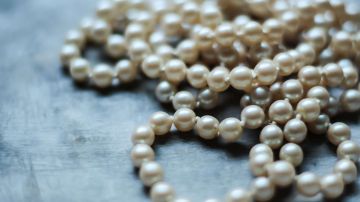 Las perlas no sólo sirven para hacer collares; también adornan todo tipo de prendas