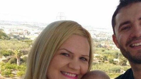 Foto familiar de Pilar Garrido, su bebé y su esposo Jorge Fernández