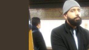 Ayala  esperó por los agentes del NYPD.