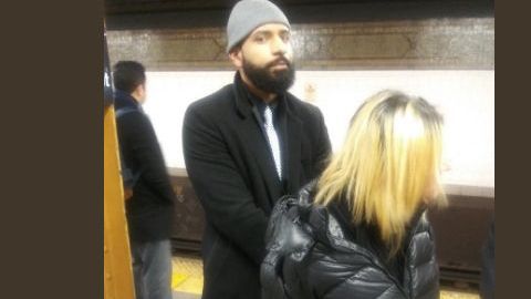 Ayala  esperó por los agentes del NYPD.