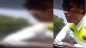 El policía gritaba desesperado pidiendo auxilio.