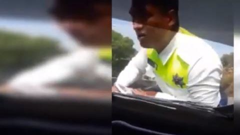 El policía gritaba desesperado pidiendo auxilio.