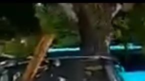 Rescatistas salvan a víctimas del tsunami en Indonesia.