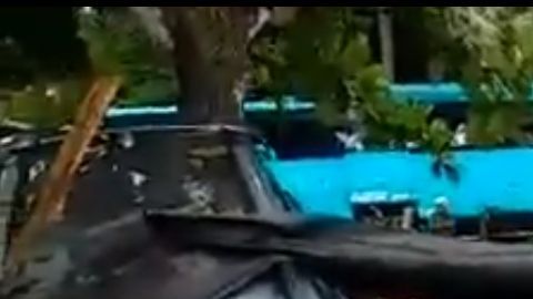 Rescatistas salvan a víctimas del tsunami en Indonesia.