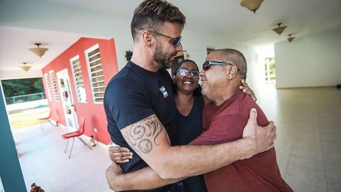 Ricky Martin entrega casas en Puerto Rico