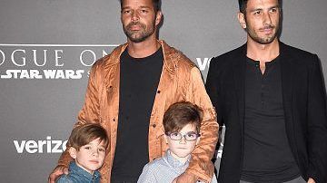 Ricky Martin, junto a su esposo e hijos hace algunos años.