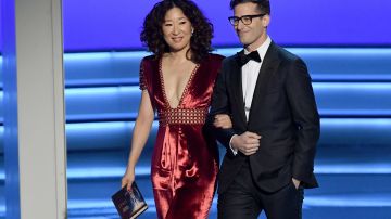 Sandra Oh y Andy Samberg en los Premios Emmy