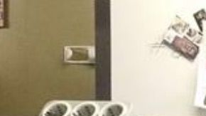 Una mesera lleva a su bebé a la espalda.