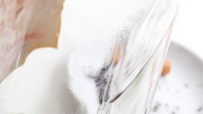 No es buena idea combinar alcohol con medicinas.