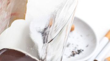 No es buena idea combinar alcohol con medicinas.