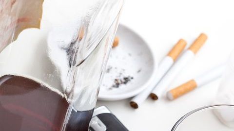 No es buena idea combinar alcohol con medicinas.