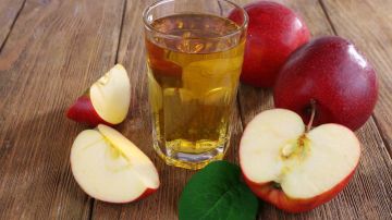 El jugo de manzana ayuda a limpiar el colon.