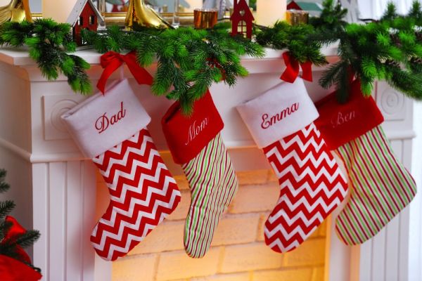 7 calcetines navideños perfectos para decorar tu chimenea - La Raza