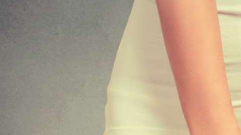 mujer cubre genitales