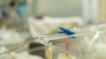 Por fortuna, el bebé se recupera satisfactoriamente.