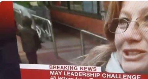 El pequeño que aparece a la izquierda genera polémica.