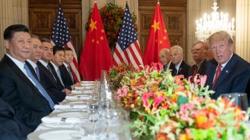 US President Donald Trump (R) and China's President Xi Jinping (L) along with members of their delegations, hold a dinner meeting at the end of the G20 Leaders' Summit in Buenos Aires, on December 01, 2018. - US President Donald Trump and his Chinese counterpart Xi Jinping had the future of their trade dispute -- and broader rivalry between the world's two top economies -- on the menu at a high-stakes dinner Saturday. (Photo by SAUL LOEB / AFP)        (Photo credit should read SAUL LOEB/AFP/Getty Images)