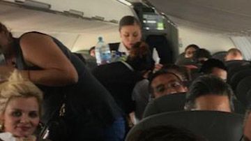 El presidente de México en un vuelo comercial.