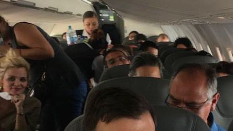 El presidente de México en un vuelo comercial.