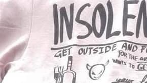 El estampado de la prenda contiene mensajes ofensivos.