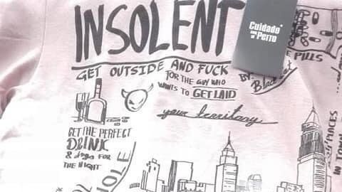 El estampado de la prenda contiene mensajes ofensivos.