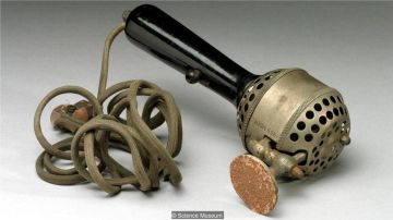 Rachel Maines argumentó que los vibradores mecánicos como este, que data de 1909, fueron usados ​​para curar a las mujeres de la histeria.