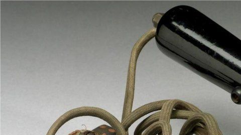 Rachel Maines argumentó que los vibradores mecánicos como este, que data de 1909, fueron usados ​​para curar a las mujeres de la histeria.