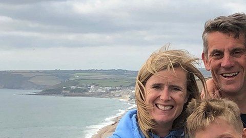 La familia Carter: (de derecha a izquierda) Claire, Martin, Sarah, Nathan y el responsable del experimento, Matthew.