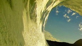 Llegaron con las olas.