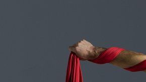 La tela acrobática permite hacer ejercicios sorprendentes.