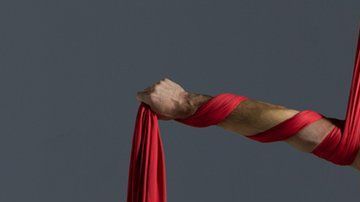 La tela acrobática permite hacer ejercicios sorprendentes.