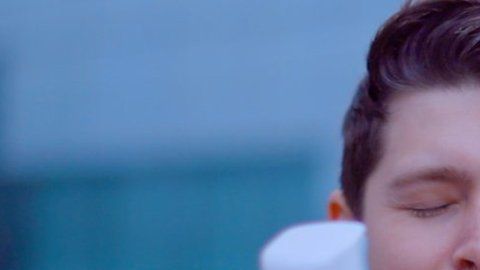 El resultado de esta crema "eléctrica" puede observarse bajo la luz ultravioleta.