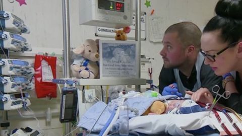 Sarah y Chris Cookson crearon una fundación tras la muerte de su primer hijo que ha ayudado a 59 familias hasta ahora.