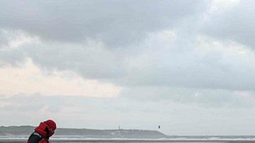 El naufragio atrae a curiosos a la zona.