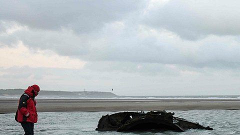 El naufragio atrae a curiosos a la zona.