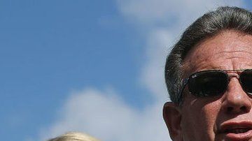 El alguacil Scott Israel dijo que la suspensión estaba motivada políticamente.