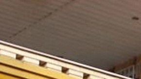 El avión se estrelló contra una pared y chocó contra una casa.