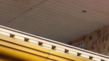 El avión se estrelló contra una pared y chocó contra una casa.