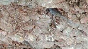 Vista del estrecho pozo por donde cayó el niño de 2 años.