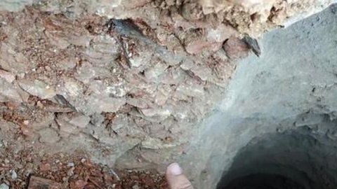 Vista del estrecho pozo por donde cayó el niño de 2 años.