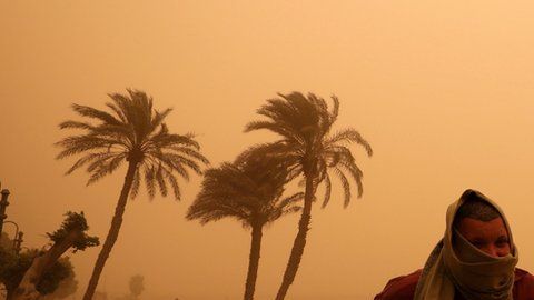 Un hombre camina cerca del Río Nilo el miércoles.