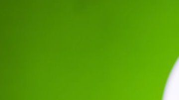 WhatApp dijo que con su nueva medida espera limitar el reenvío masivo de mensajes.