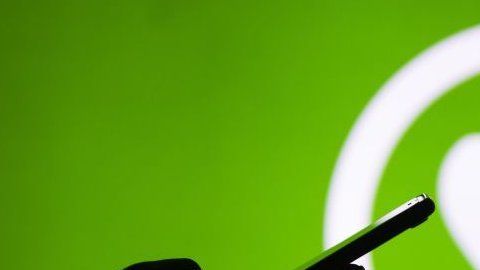 WhatApp dijo que con su nueva medida espera limitar el reenvío masivo de mensajes.