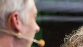 El biólogo chileno Humberto Maturana junto al neurocientífico británico Anil Seth.